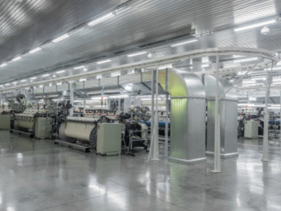 Ein weißer Lieferwagen, der auf einer Landstraße fährt.